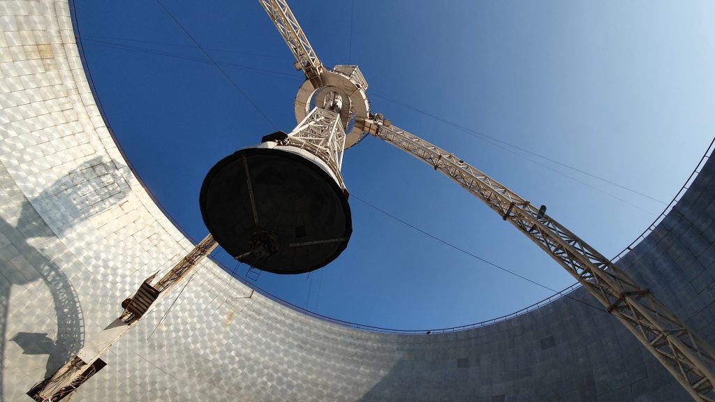 Signal transmitter attached to a circular construction
